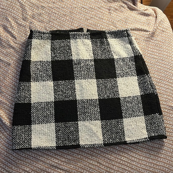 Forever 21 checkered skirt 🖤✨ - Picture 1 of 3